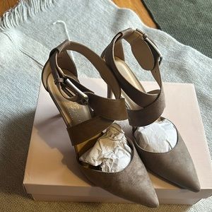 NWT Chinese Laundry Racquel Pumps